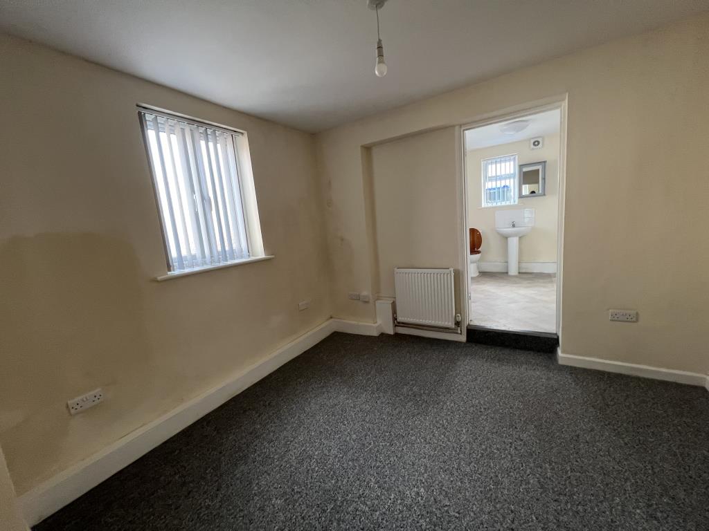 Lot: 128 - MIXED-USE DEVELOPMENT OPPORTUNITY WITH THREE GARAGES AND SIX PARKING SPACES - General view of Ground floor flat bedroom